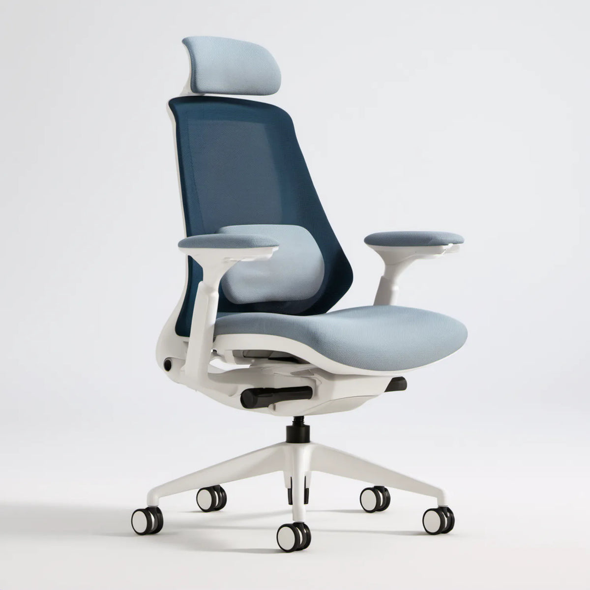 Ergonomiczne krzesło biurowe obrotowe z regulowanym zagłówkiem, siatkowym oparciem i podłokietnikami, jasnoszaro-biało-granatowe, 65 × 65 × 118–128 cm